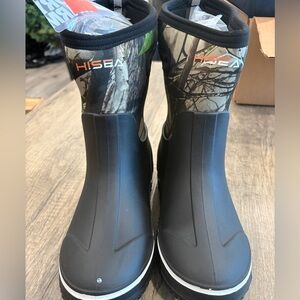 Hisea Black and Camouflage Boots for rain or snow